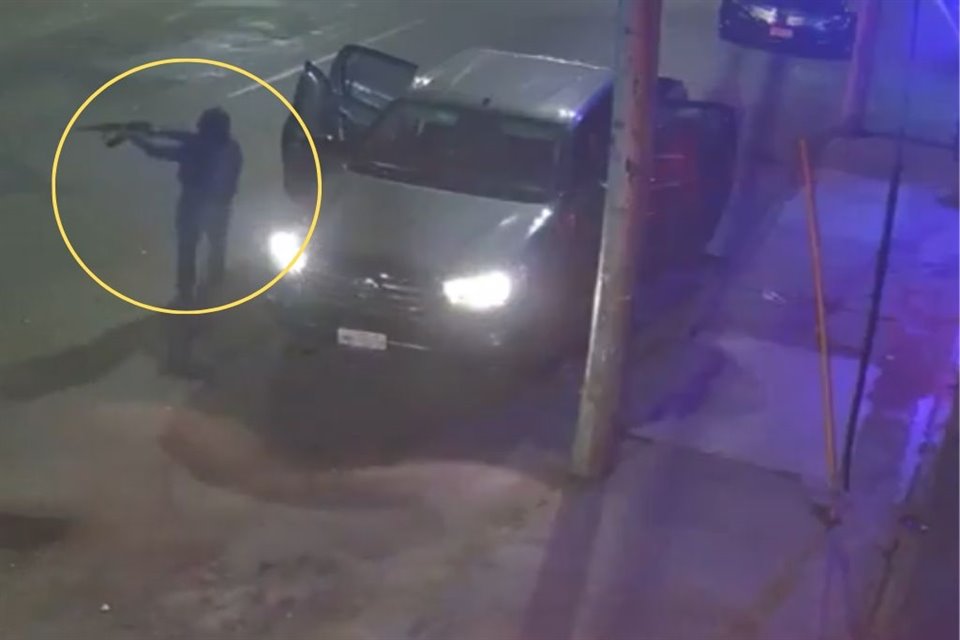 Los agresores fueron captados por una cámara, al momento de llegar al bar, ubicado en el centro de Querétaro.