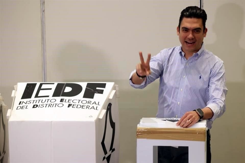 El diputado federal con licencia Jorge Romero al emitir su voto.