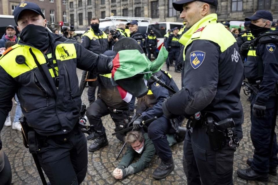 Policías chocan con manifestantes pro palestinos en Ámsterdam, el 10 de noviembre del 2024.