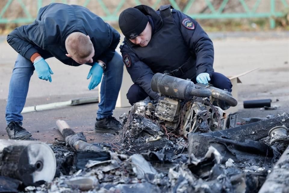 Autoridades rusas inspeccionan los restos de un dron tras un ataque en Moscú.