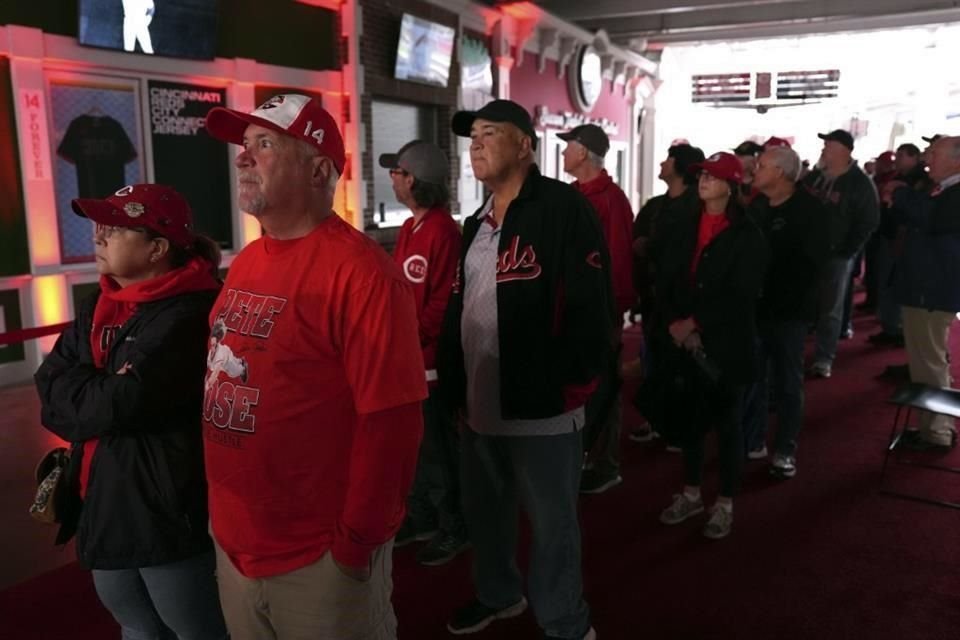 Aficionados de los Rojos acudieron al Great American Ball Park para darle el último adiós a Pete Rose.