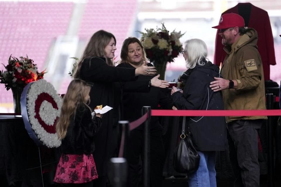 Los aficionados pudieron darle el pésame a las hijas de Pete Rose, quienes se sintieron conmovidas con el gran apoyo recibido.