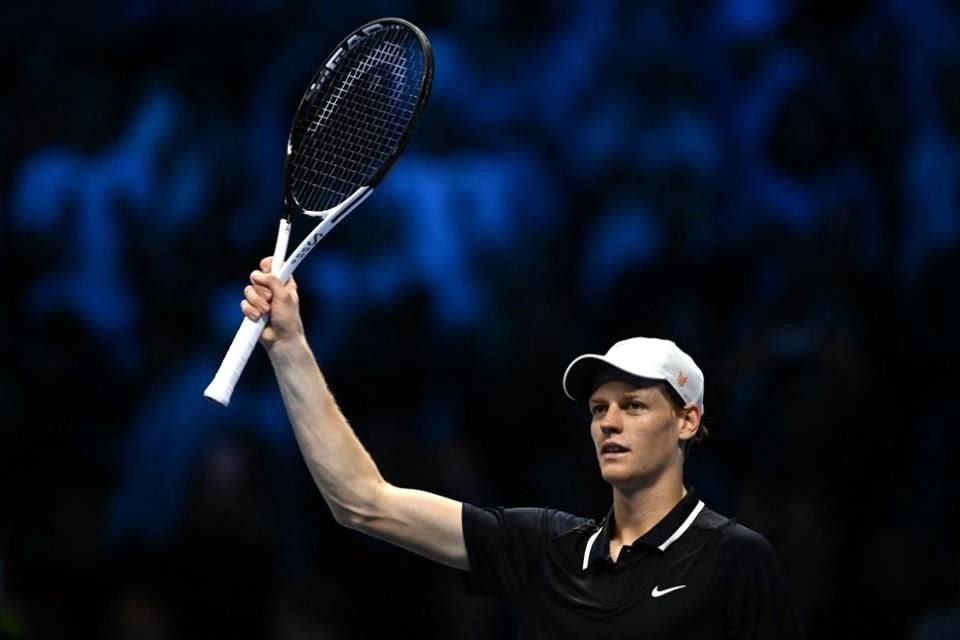 Jannik Sinner dominó en una hora y 24 minutos a Alex De Miñaur para estrenarse con victoria en el Masters ATP de Turín.