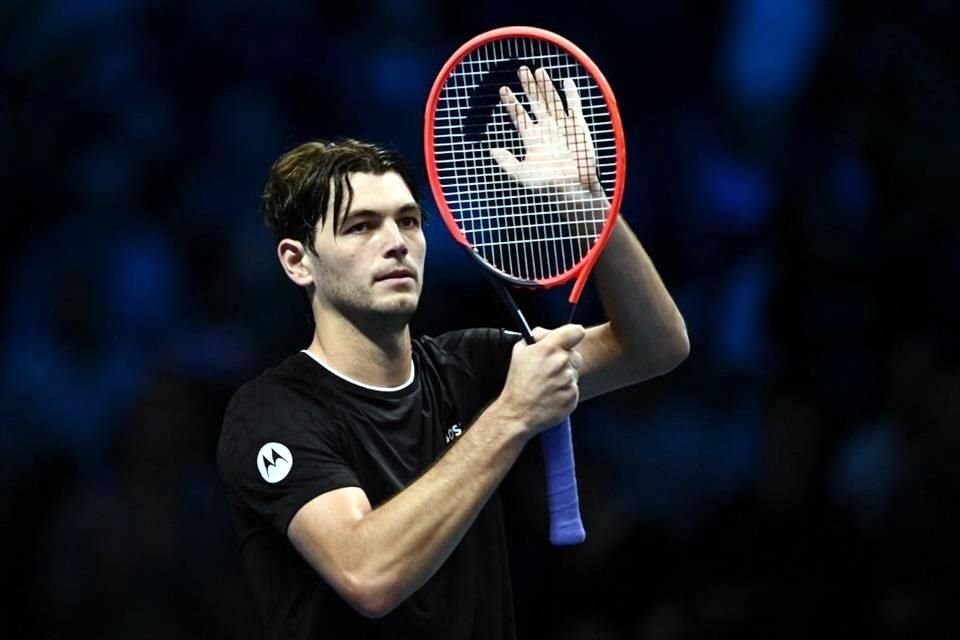 Taylor Fritz se llevó su primer triunfo en el Masters ATP sobre Medvedev, quien rompió su raqueta durante el juego.