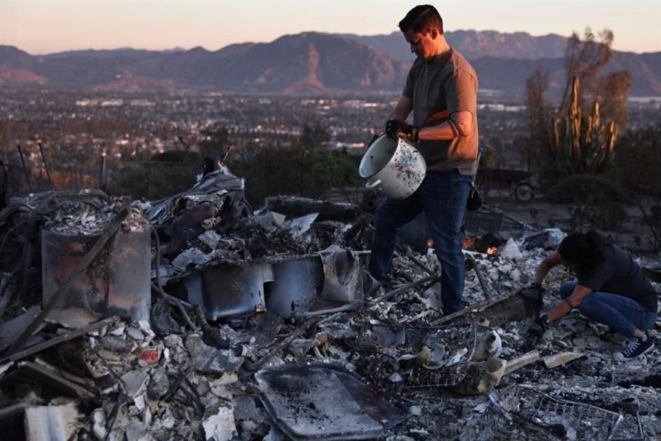 Personas buscan entre los escombros tras el paso de un incendio forestal en Camarillo, California, el 8 de noviembre del 2024.