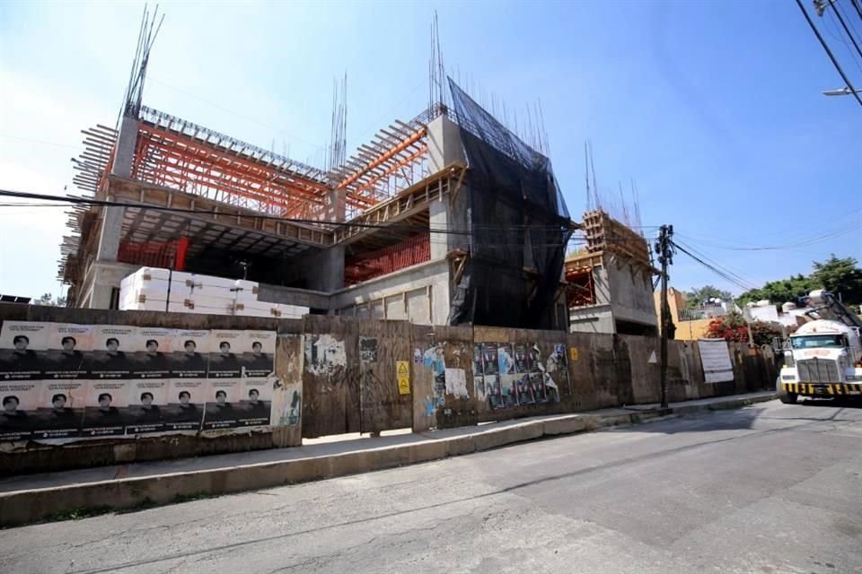 En Antigua Taxqueña 70, la misma empresa abandonó las obras de reconstrucción.