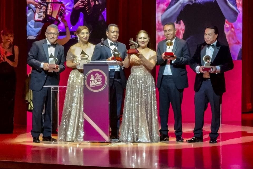 Los Ángeles Azules recibieron el galardón Excelencia Musical de la Academia Latina de Artes y Ciencias de la Grabación.