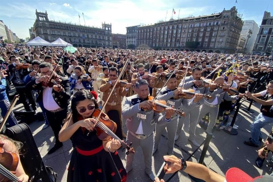 Agrupados por instrumentos y ataviados con traje de mariachi, mujeres y hombres se reunieron luego del mediodía en el Zócalo para interpretar tres canciones.