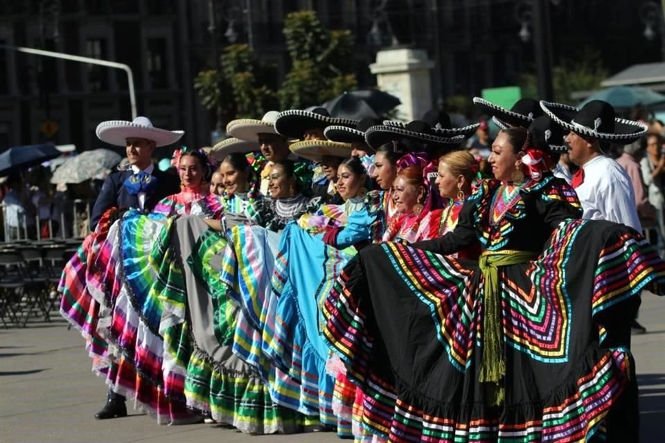 Algunas de las mariachis se presentaron en el evento ataviadas de adelitas, que, explicaron, que es el traje con el que la mujeres se vestían anteriormente.