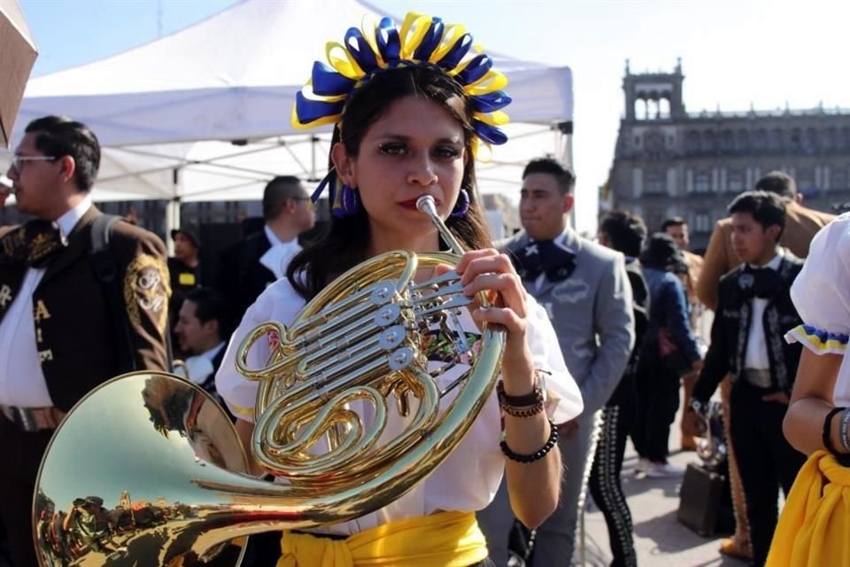 Diademas, cinturones y sombreros fueron parte del desfile de colores y prendas que los mil 200 mariachis portaron ayer al batir el récord que ostentaba Guadalajara.