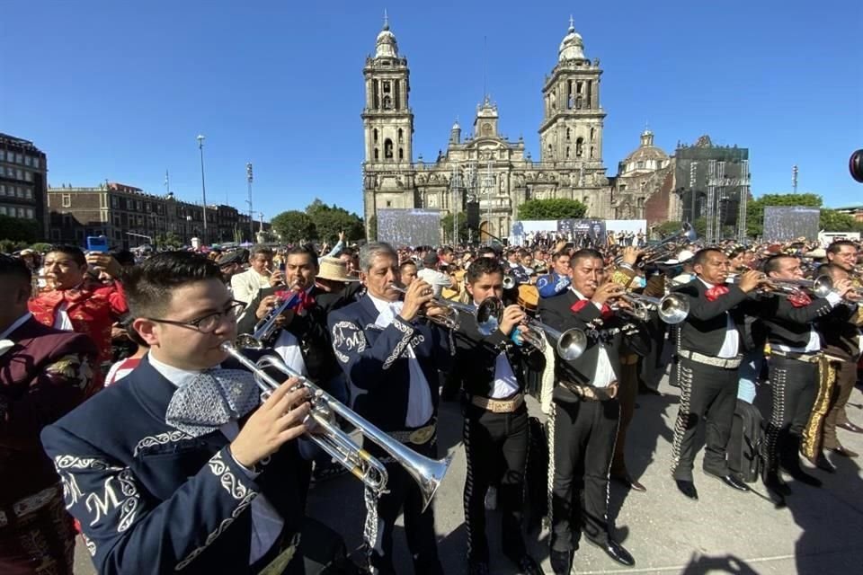 'Nos informan que rompimos el récord por mucho, así es que México tiene el récord mundial de mariachi en la ciudad y en la plancha (del Zócalo)', informó el titular de la Canaco.