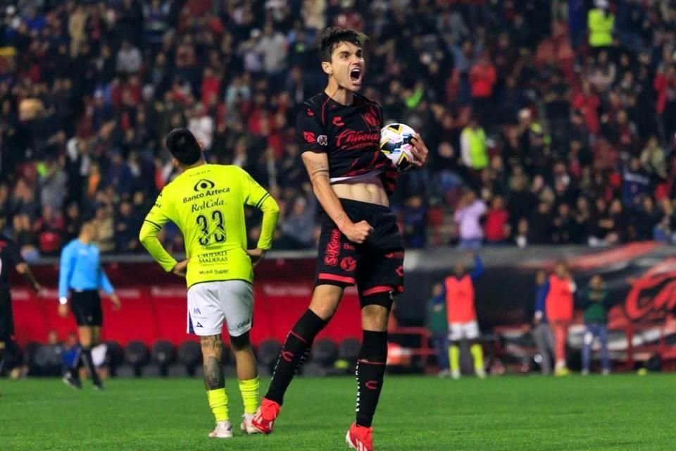 Unai Bilbao, defensa de Xolos, celebra el gol del empate ante el Puebla.