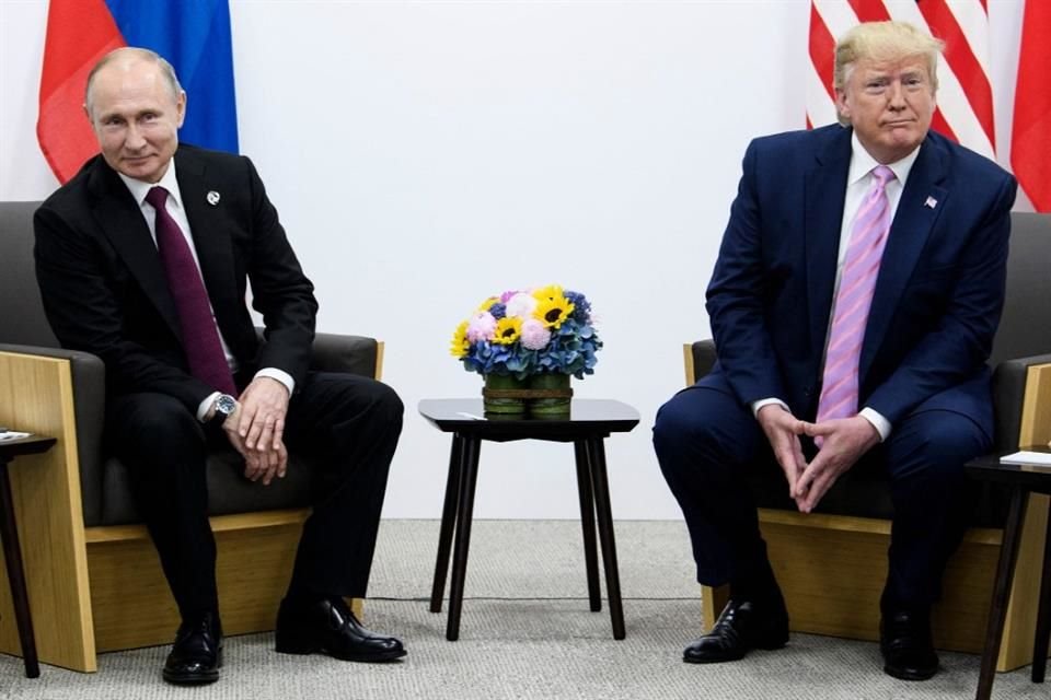 El Presidente Vladimir Putin y el entonces Presidente Donald Trump durante una cumbre del G20 en Osaka, el 28 de junio del 2019.