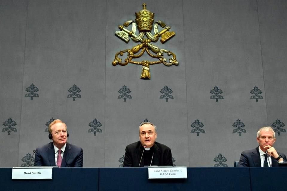 Brad Smith, presidente de Microsoft; el cardenal Mauro Gambetti y Matteo Bruni, director de la oficina de prensa de la Santa Sede, durante la presentación del proyecto.