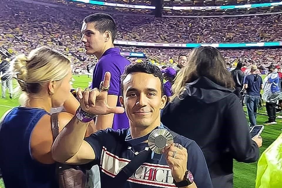 Juan Manuel Celaya en el Estadio de los Tigres, en LSU.