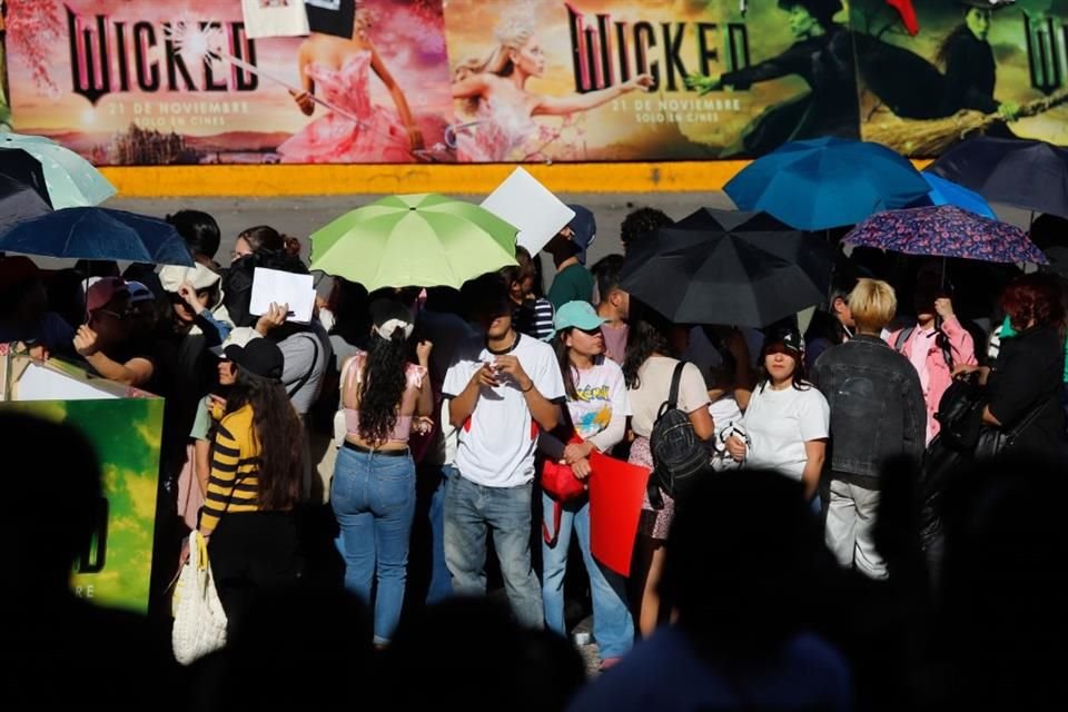 Cientos de fans se reunieron en el Auditorio Nacional para la premier de 'Wicked'.