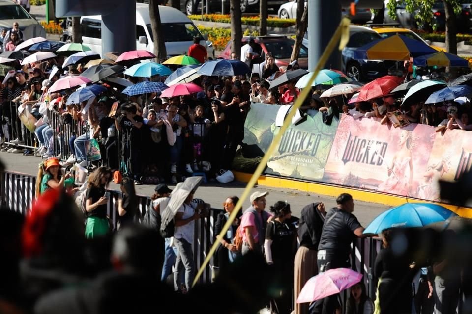 El calor no fue pretexto para que los fans abandonaran su lugar.