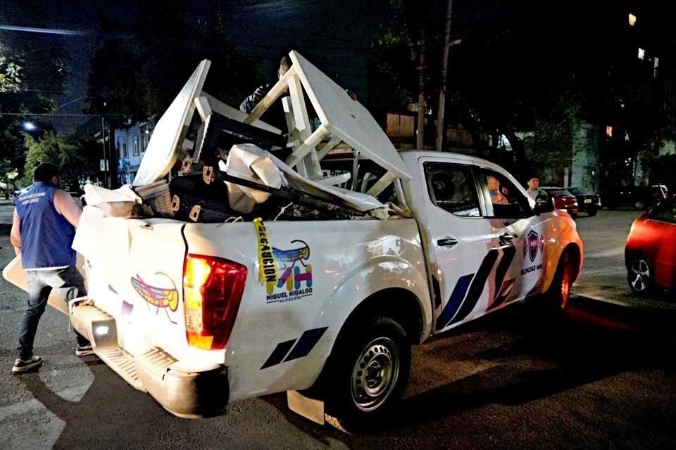 Las típicas mesas de las chelerías terminaron en la batea de una camioneta de la demarcación.