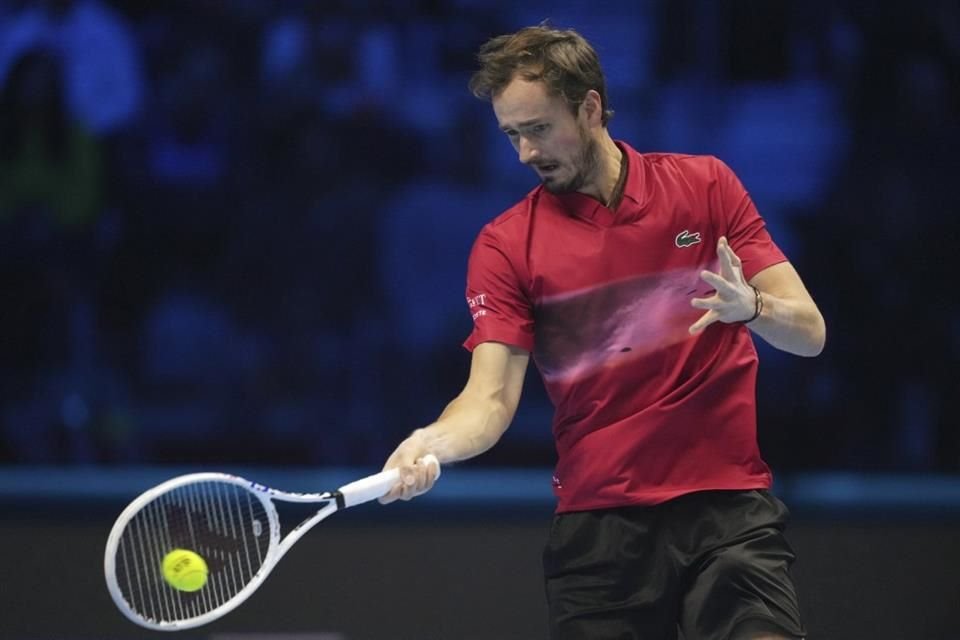 Luego de arrancar con derrota, Daniil Medvedev derrotó a Alex de Miñaur para mantener sus opciones de avanzar en las Finales de la ATP.