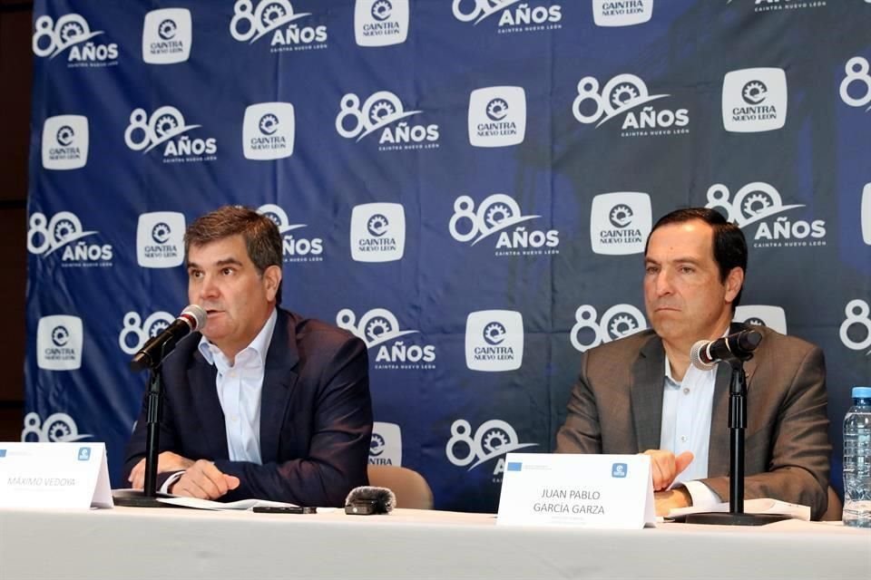 De izq a der.) Máximo Vedoya, presidente de la Caintra, y Juan Pablo García, director del organismo.