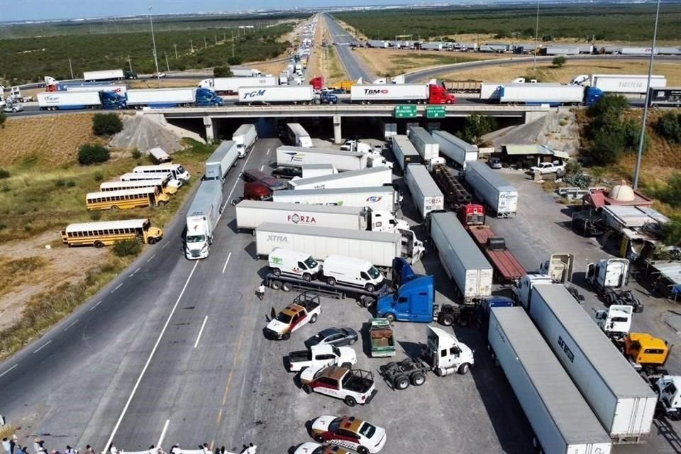 El bloqueo vial provoca largas filas de tractocamiones y transporte comercial que intentaban llegar a la Aduana de Nuevo Laredo.