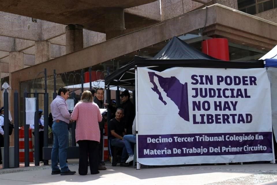 Trabajadores del Poder Judicial de la Federación mantienen el paro de labores en el Palacio de Justicia de San Lázaro.