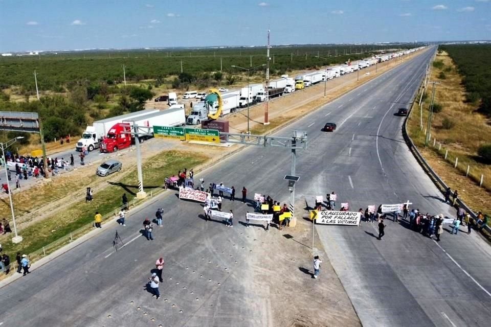 Los familiares de víctimas de desaparición forzada o muertas arribaron al cruce de Libramiento Nuevo Laredo Dos y Carretera a Acuña, donde impidieron el paso de vehículos.