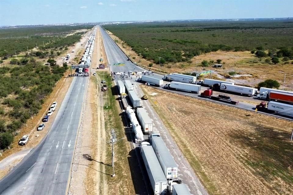 El bloqueo vial provoca largas filas de tractocamiones y transporte comercial que intentaban llegar a la Aduana de Nuevo Laredo.