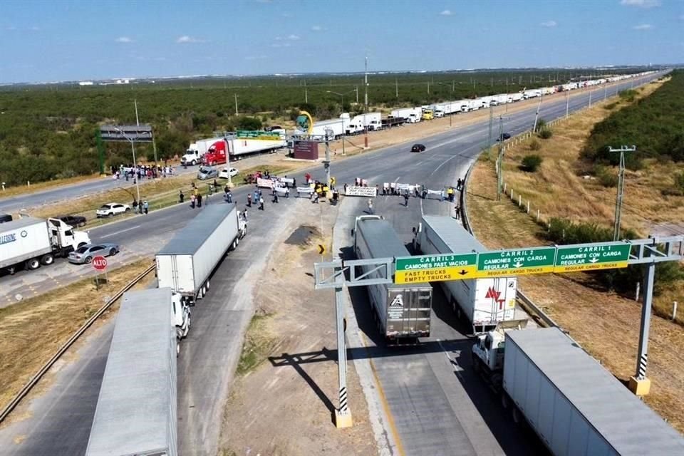 El bloqueo vial provoca largas filas de tractocamiones y transporte comercial que intentaban llegar a la Aduana de Nuevo Laredo.