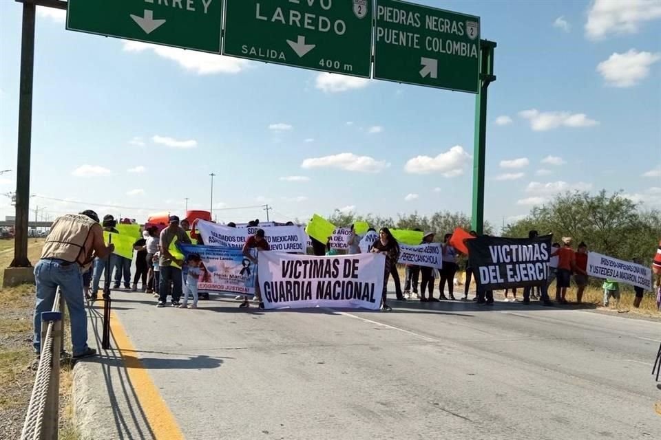 Los manifestantes portan cartulinas manuscritas con frases como: 'Clausurado por fallarle a las víctimas', 'Guardia Nacional asesinos', entre otros mensajes de inconformidad.