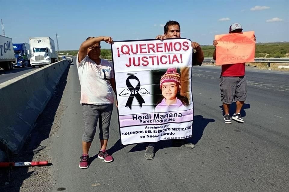 Los manifestantes portan cartulinas manuscritas con frases como: 'Clausurado por fallarle a las víctimas', 'Guardia Nacional asesinos', entre otros mensajes de inconformidad.