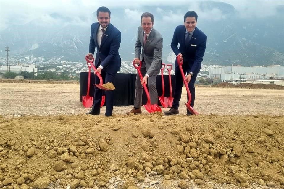 Jaime Guerrero (izq. a der.), Mario Berlanga y Hugo Pérez, socios de ProximityParks, durante la ceremonia de inicio de obra de su nuevo complejo en San Pedro Garza García, NL.