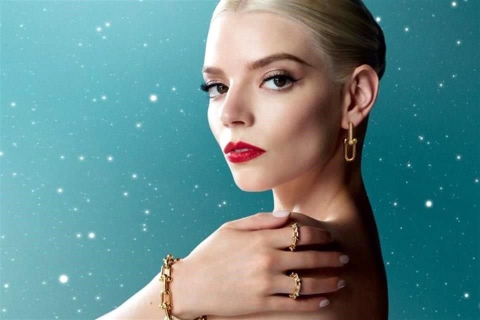 Con amor, desde 1837, despliega una serie de fotografías de Carljin Jacobs, muestran a Anya Taylor-Joy modelando la última línea de moda de Tiffany & Co.