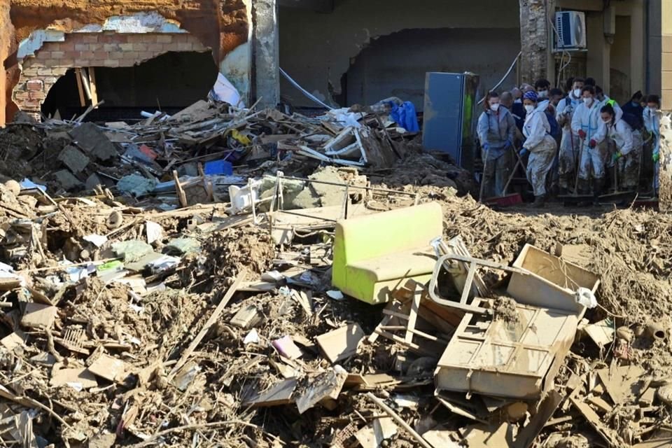 Voluntarios limpian los escombros en las calles de Paiporta, tras inundaciones letales en Valencia, el 10 de noviembre del 2024.