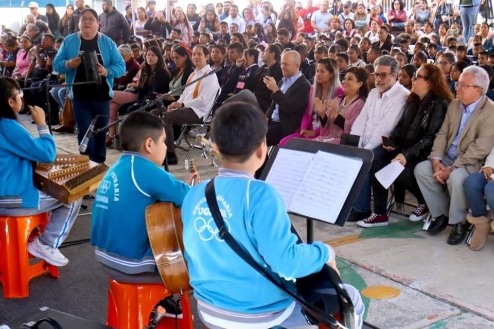 Alumnos de la escuela Uganda, ubicada en la Colonia San Miguel Teotongo, entonaron una melodía.