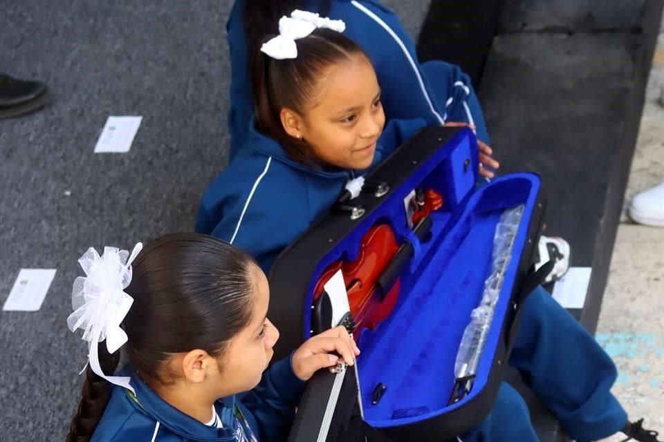 Los estudiantes posaron junto a sus instrumentos musicales.