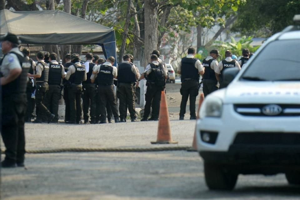 Oficiales de Policía resguardan la Prisión Del Litoral tras una riña entre reos que dejó 15 muertos.