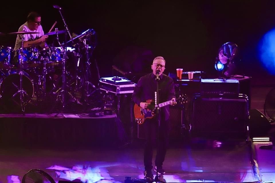 La banda New Order dio este martes su primer show en solitario en México, en el Auditorio Nacional, y prendió con 'Blue Monday' y más hits.