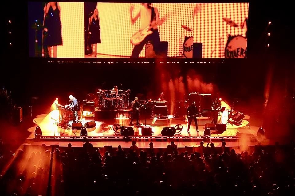 New Order demostró que nunca es tarde para un primer concierto en solitario en México, el que dio finalmente la noche de este martes en el Auditorio Nacional.