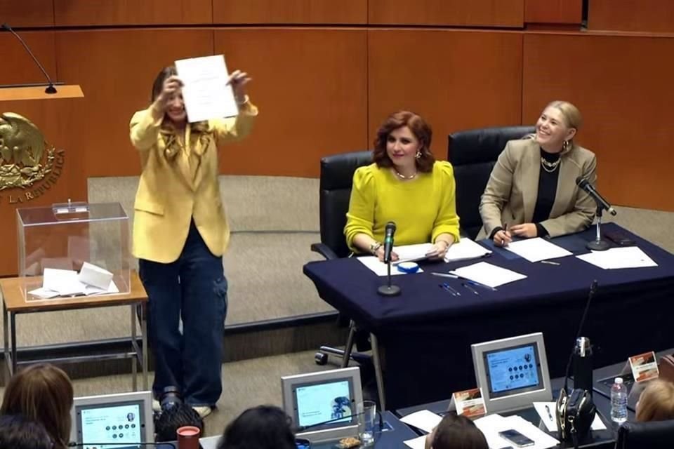 Momento en que senadoras y senadores de Morena comienzan a cantar Las Mañanitas al ex Presidente López Obrador.