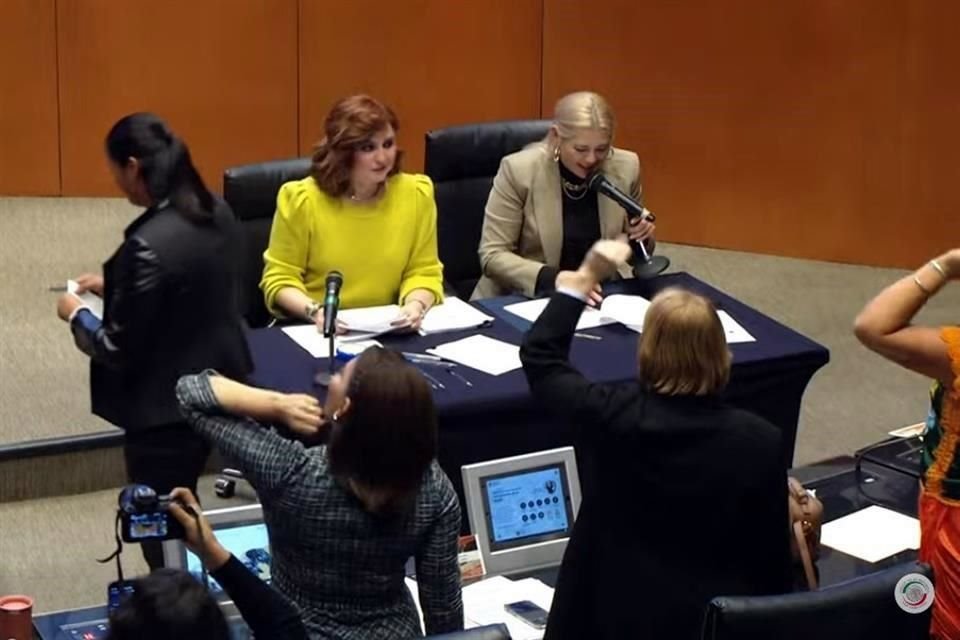 Tras cantar Las Mañanitas, senadoras morenistas corearon: '¡Es un honor estar con Obrador!'.