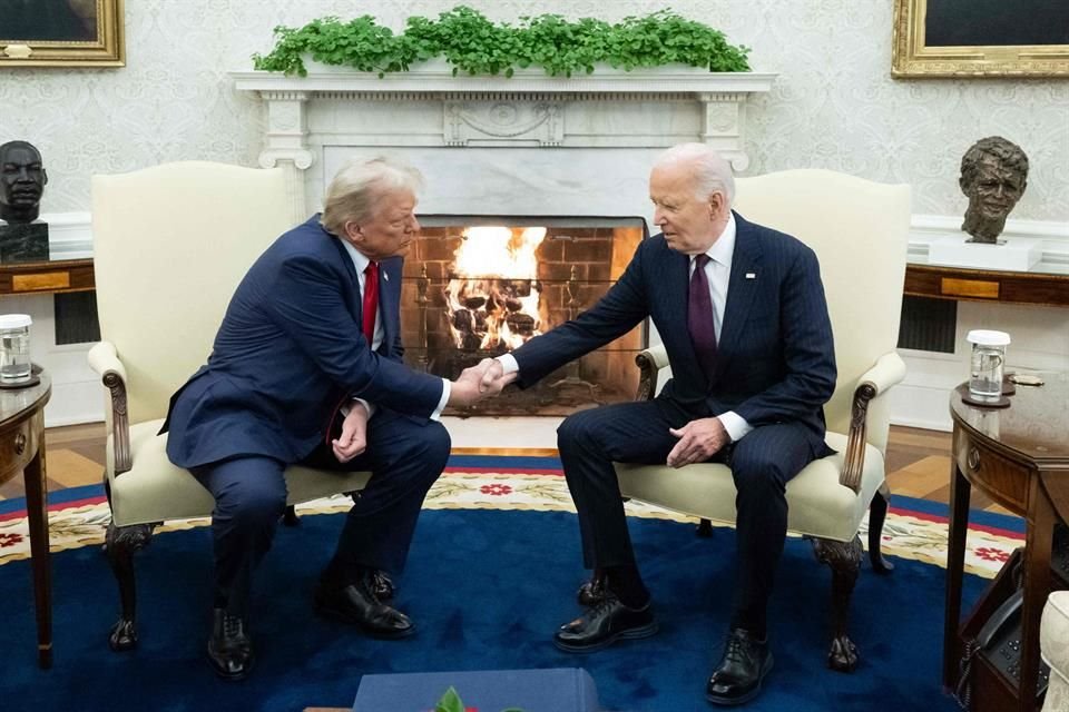 El Presidente de EU, Joe Biden, recibió a Donald Trump con un apretón de manos en la Casa Blanca y ambos prometieron una transición fluida.