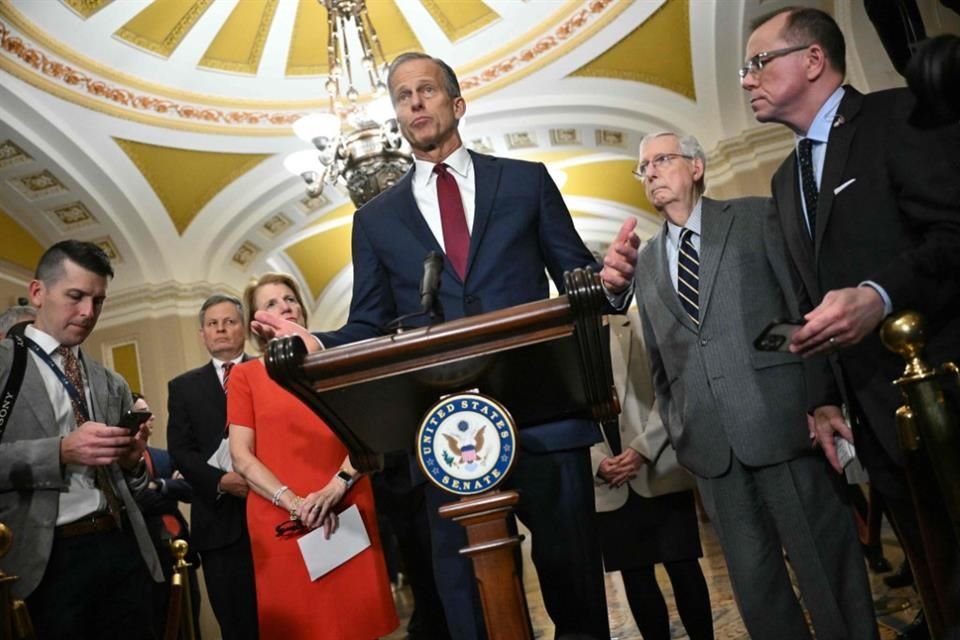 Los senadores republicanos eligieron a John Thune de Dakota del Sur para reemplazar al líder del Senado Mitch McConnell.