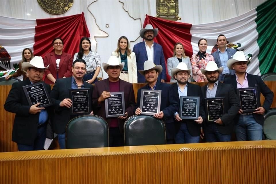 Los Invasores de Nuevo León posan para las fotografías oficiales del reconocimiento otorgado por el Congreso local.