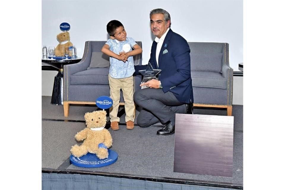 Rodolfo Martínez, presidente del consejo de Make-A-Wish México, junto a uno de los pequeños beneficiarios de la causa.