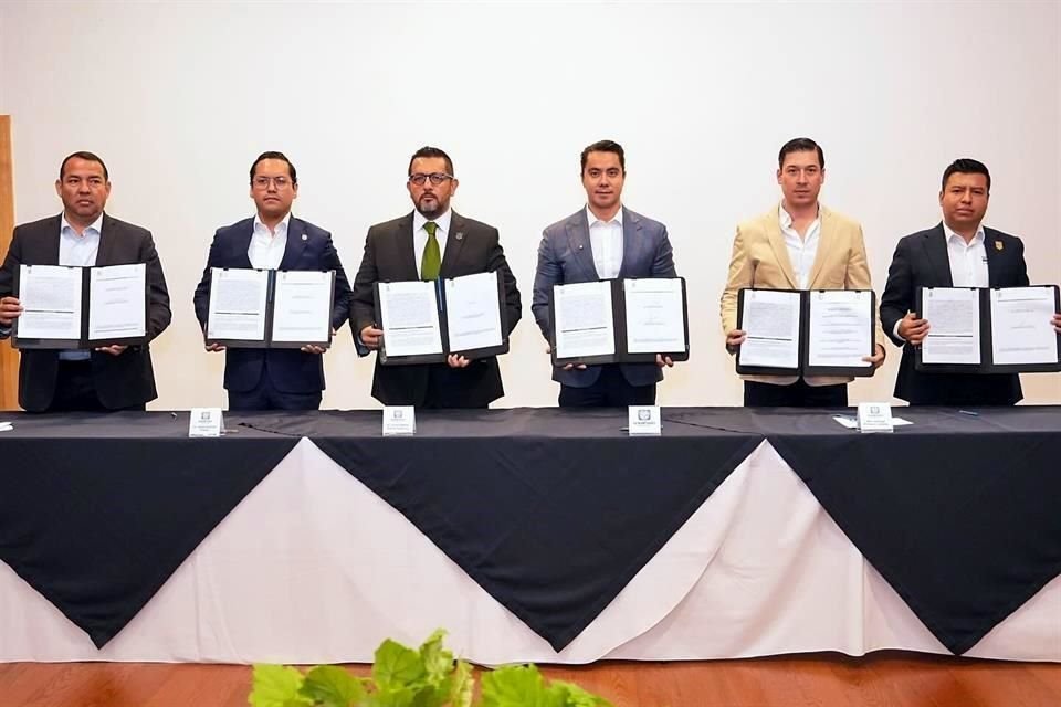 Los Alcaldes durante la firma del convenio.