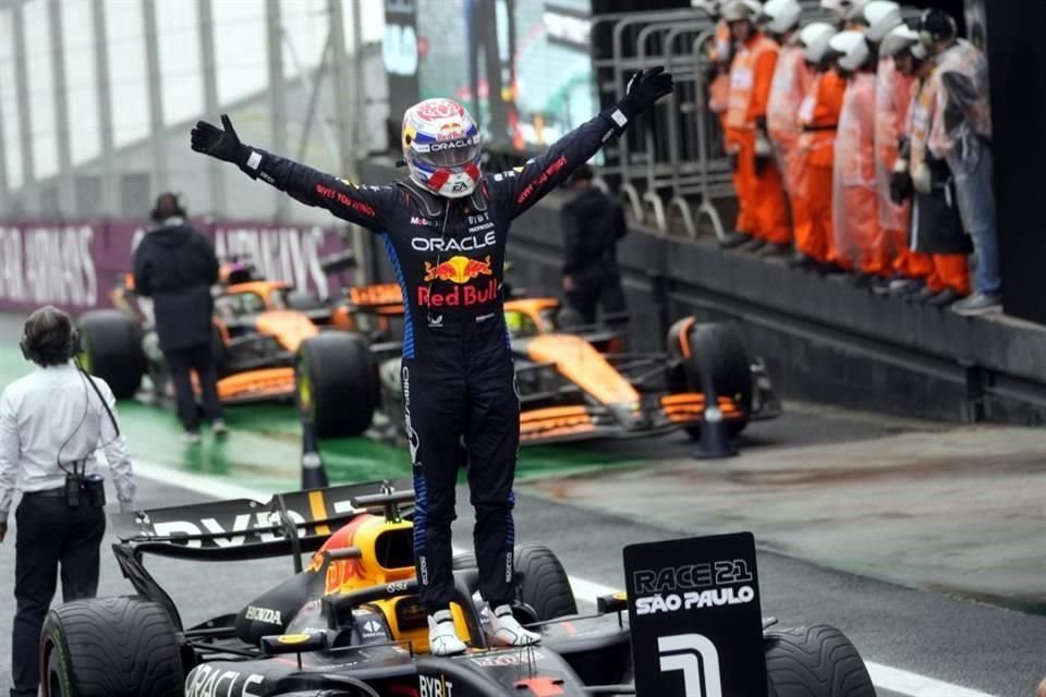 Max Verstappen remontó casi toda la parrilla para ganar.