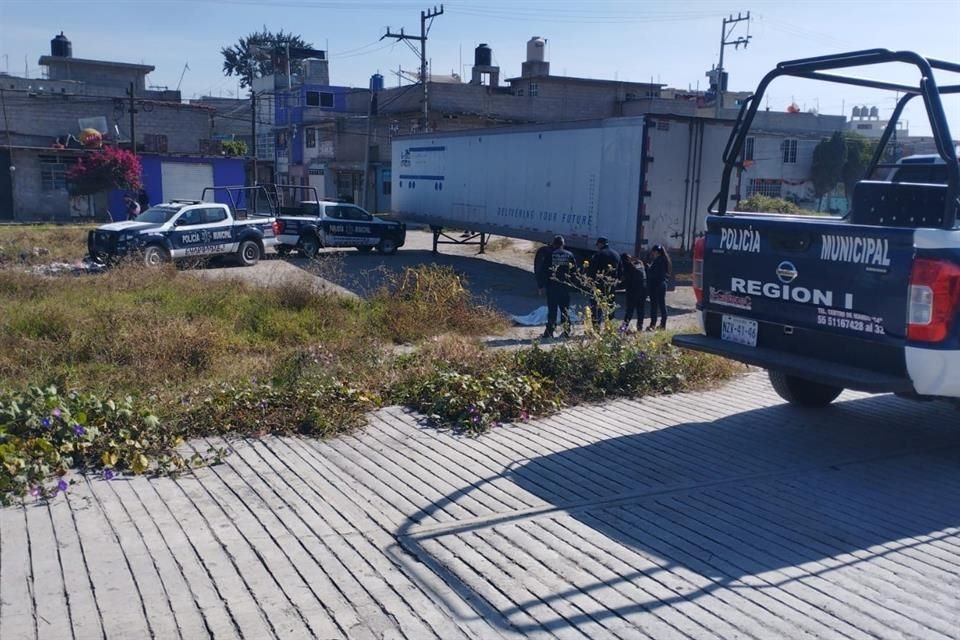 La víctima presentaba heridas en el rostro y estaba tendida en una terracería que conecta la Calle Julio Jaramillo con la Avenida Recursos Hidráulicos.