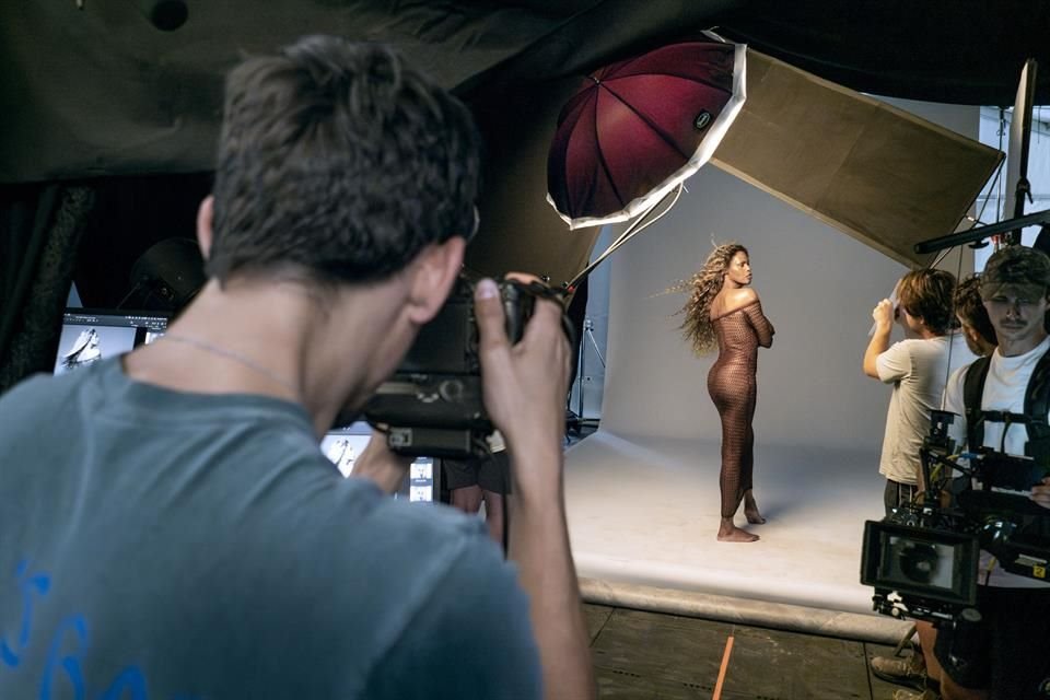 El Calendario Pirelli 2025 de Ethan James Green celebra la sensualidad y diversidad con 12 personajes, capturados en Miami.