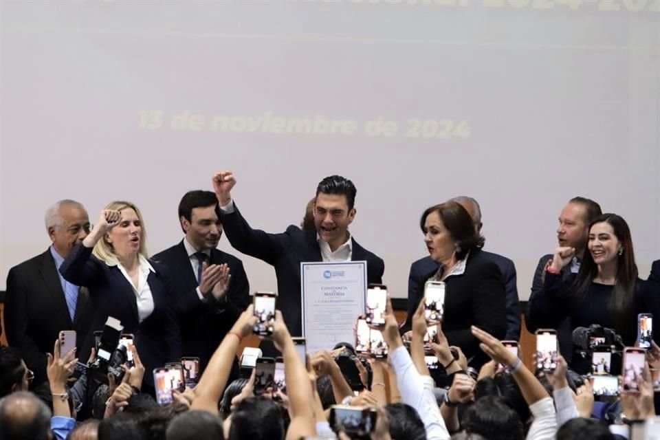 Jorge Romero recibió la constancia que valida su victoria en la elección interna del PAN.